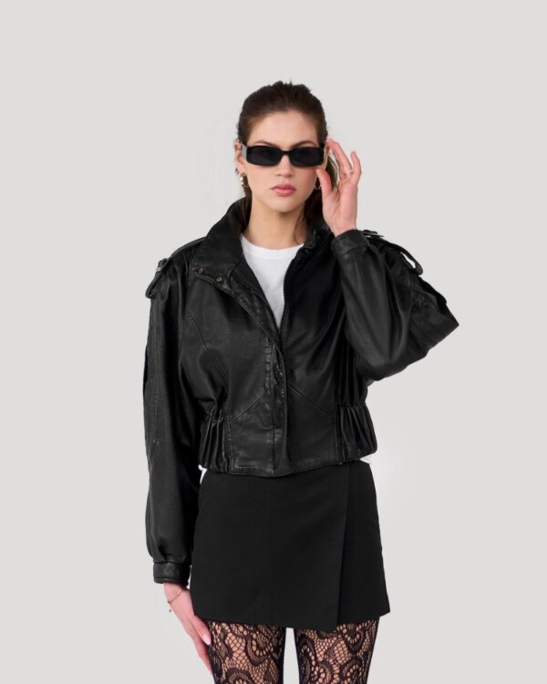 Czarna kurtka skórzana efektowne rękawy, pagony, guma w pasie,  bomberka vintage