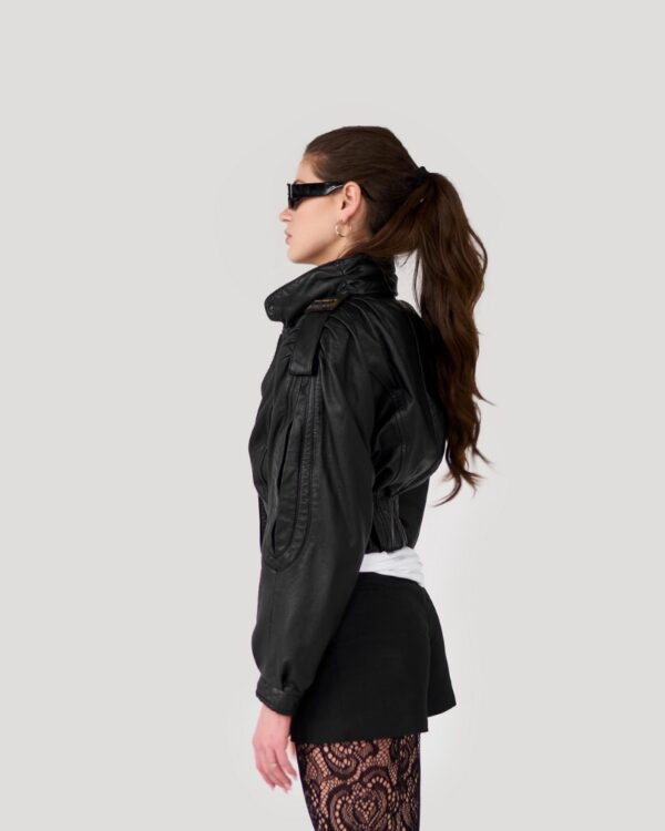 kurtka-czarna-skorzana-bomberka-pagony-upcycling