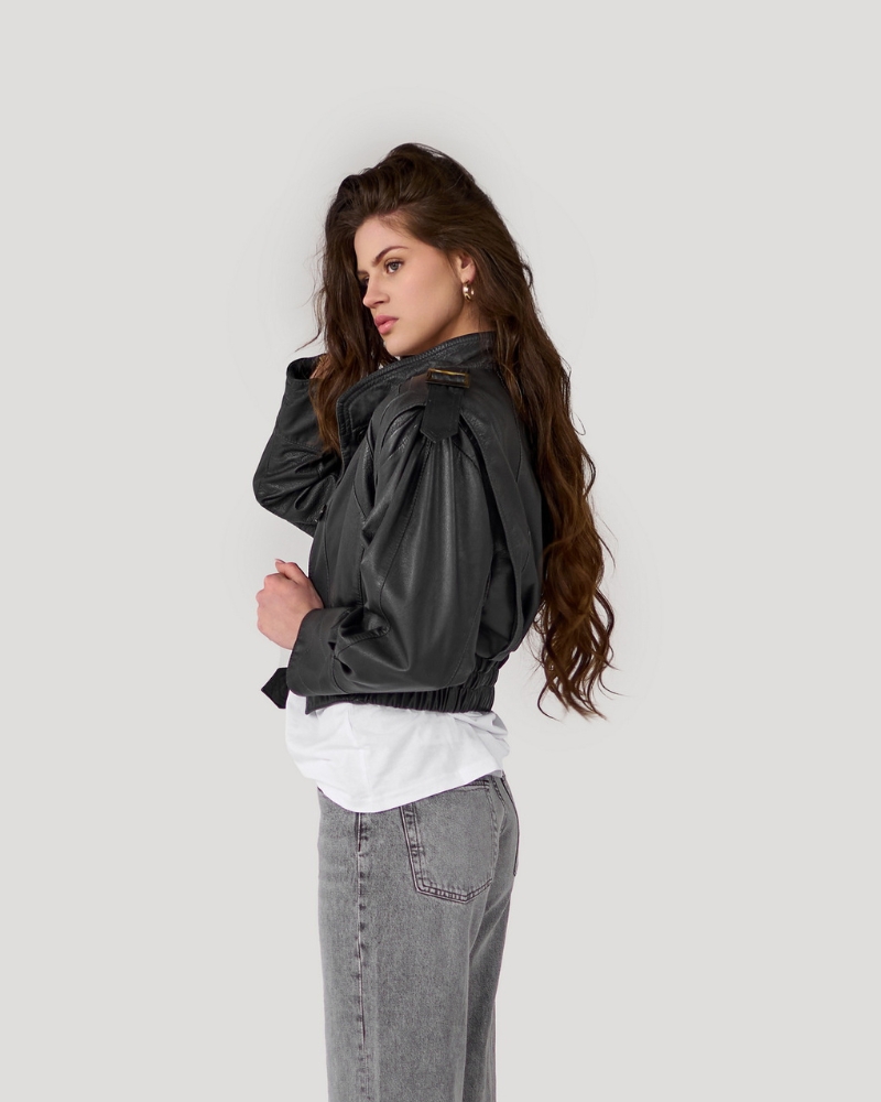 Czarna kurtka skórzana efektownymi ramionami, pagony, guma w pasie,  bomberka vintage