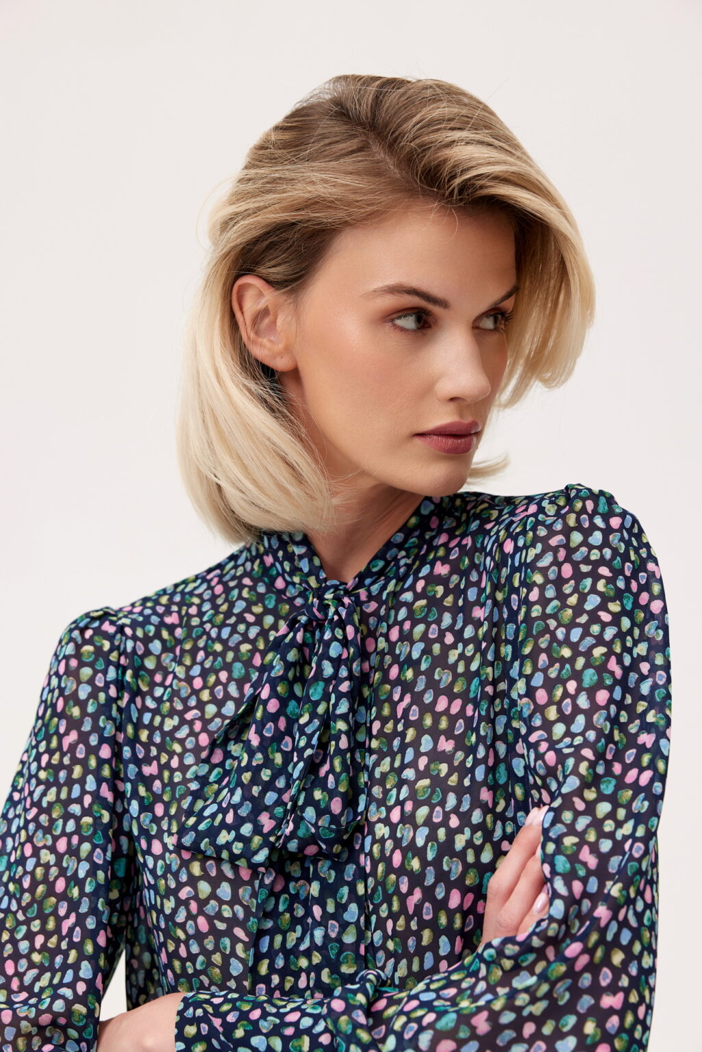 KOSZULA CANDY Z  WIĄZANIEM W RÓŻOWE KAMYKI