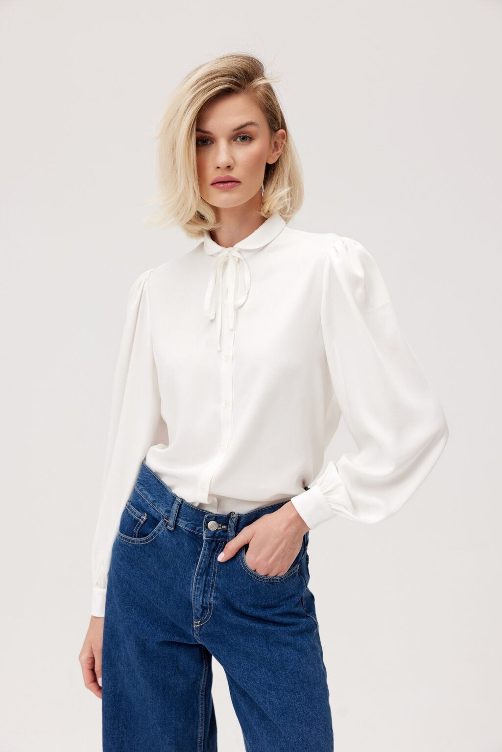 BLUZKA MARY LOU Z BUFIASTYMI RĘKAWAMI I WIĄZANIEM- BIAŁA