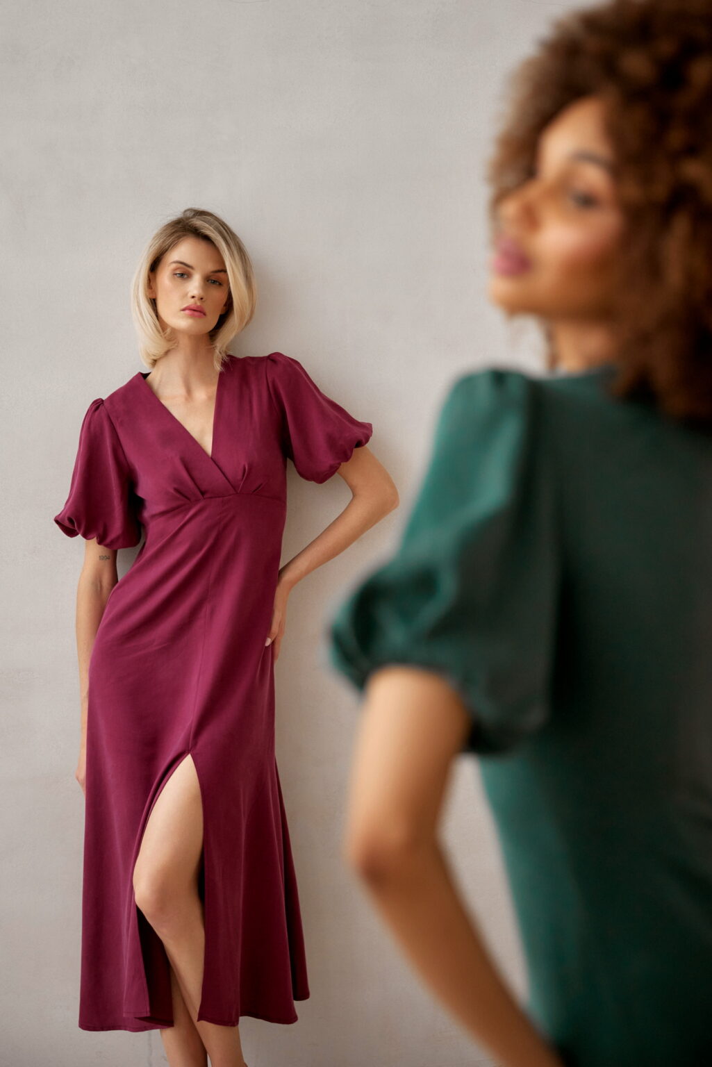 SUKIENKA TOSCA Z BUFIASTYMI RĘKAWAMI I DEKOLTEM W SEREK- BURGUNDOWA