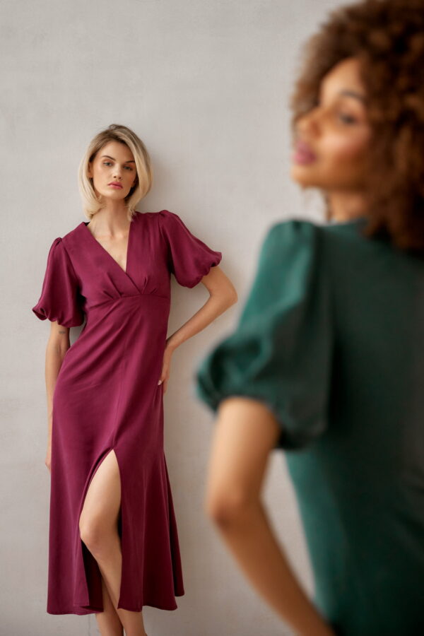 SUKIENKA TOSCA Z BUFIASTYMI RĘKAWAMI I DEKOLTEM W SEREK- BURGUNDOWA