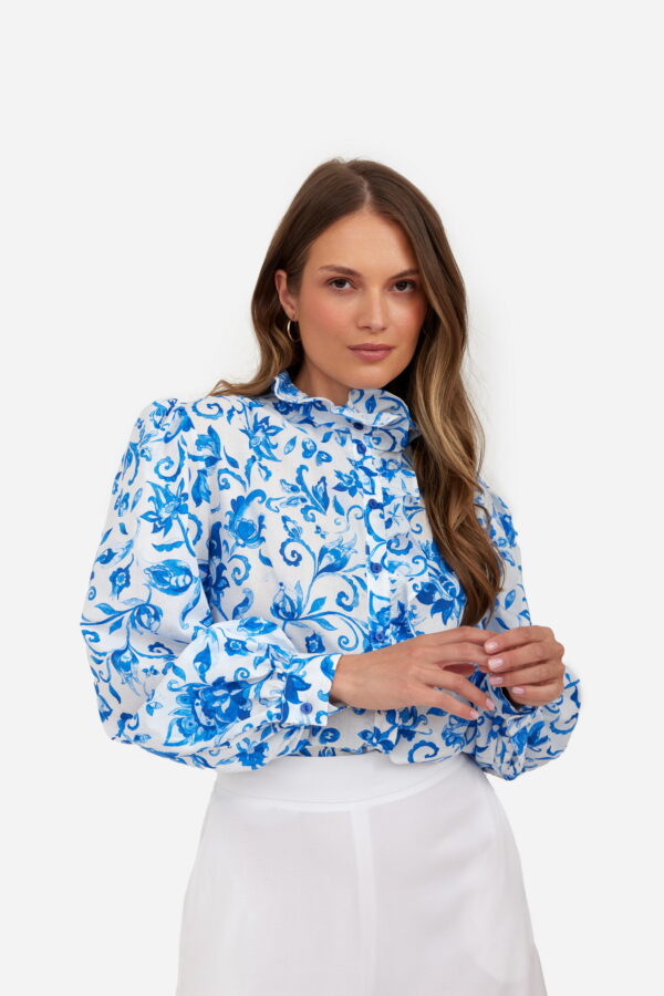 Koszula bawełniana Azura z falbaną i niebieskim kwiatowym wzorem