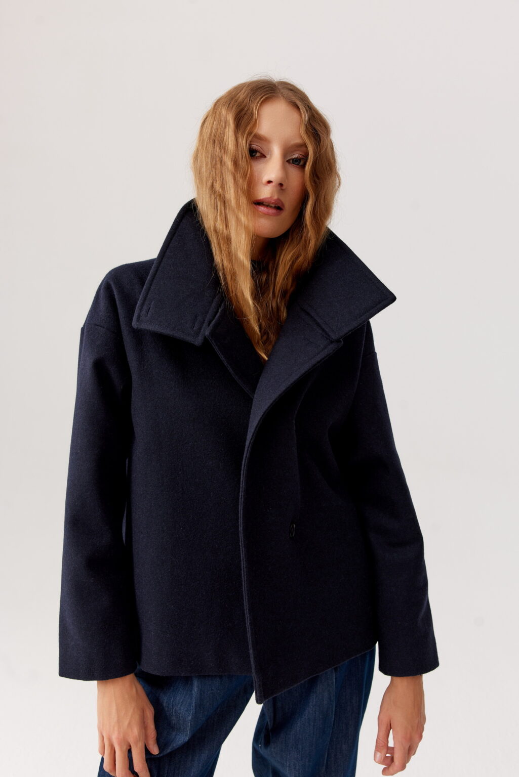 WEŁNIANY WIOSENNY PŁASZCZ ZE STÓJKĄ WOOLLY WOOL- GRANATOWY